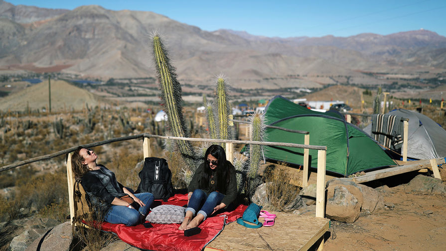 Туристы во временном лагере в&nbsp;Чили накануне солнечного затмения, 1 июля 2019 года