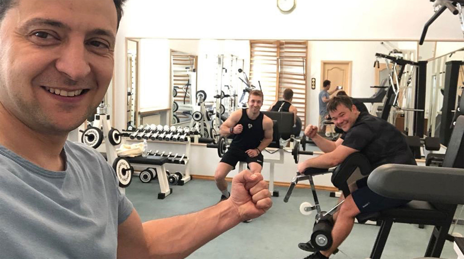 Президент Украины Владимир Зеленский в спортзале с коллегами