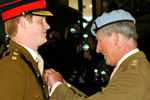 Гарри получает значок Крылья пилота из рук своего отца, принца Чарльза, 2010 год