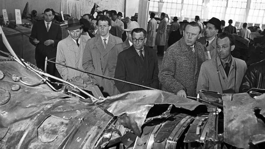 Остатки сбитого самолета U2, пилотируемого американским летчиком Френсисом Генри Пауэрсом, выставленные в ЦПКО имени Горького, 1960 год