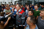 Директор Минского тракторного завода Виталий Вовк и участники демонстрации около МТЗ в Минске, 14 августа 2020 года