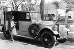 Пола Негри садится в свой автомобиль, 1928 год