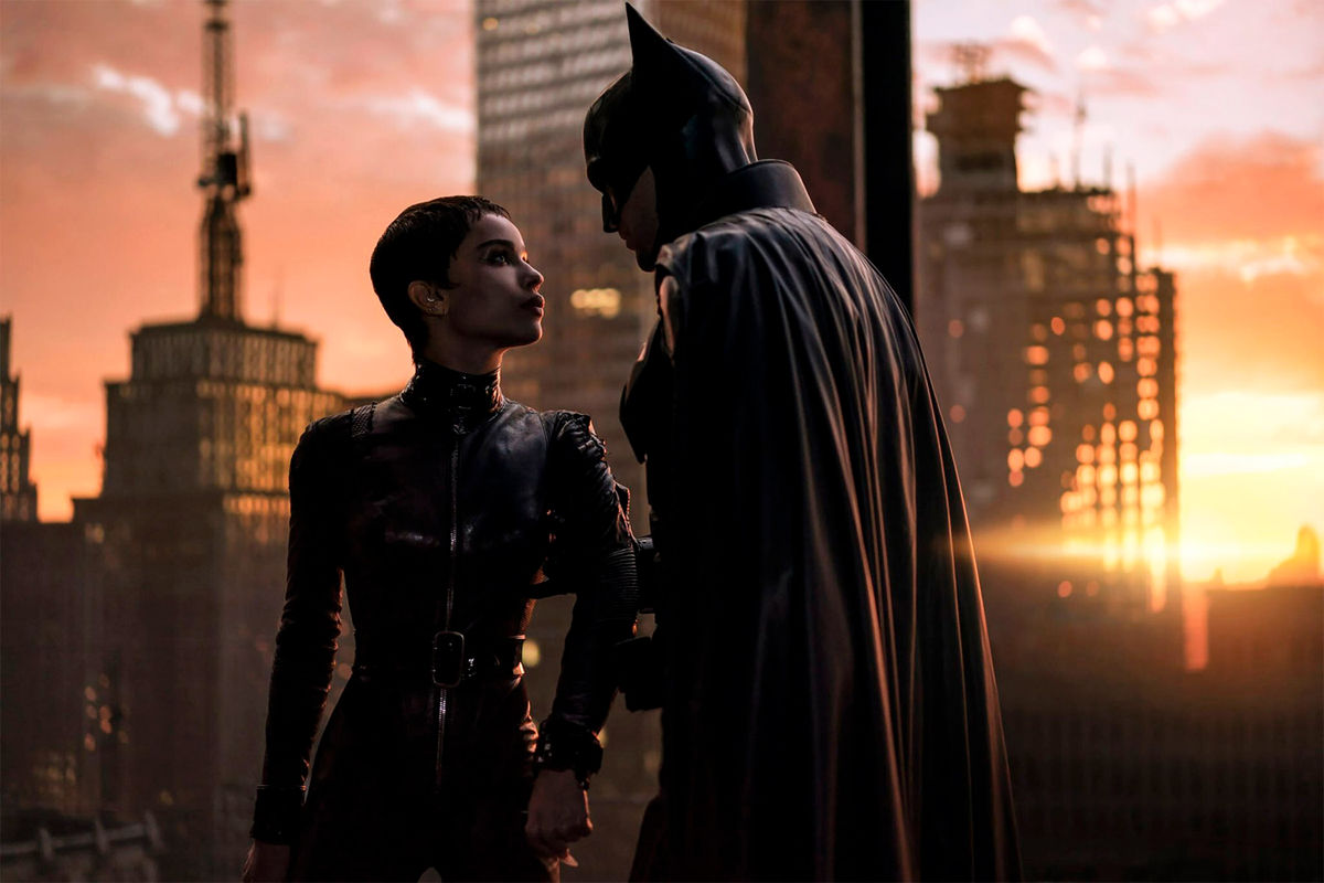 В сеть попали первые фотографии и видео Бэтмена на бэтбайке вместе с Кэтвумен со съемок фильма