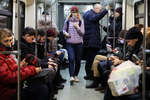 Горожане в вагоне поезда в метро, 15 марта 2022 года