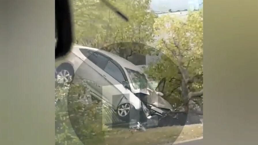 В Набережных Челнах автомобиль повис на заборе после аварии