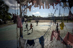 Дети играют в футбол в убежище для семей, покинувших свои дома из-за вооруженных столкновений, Порт-о-Пренс, Гаити, 20 октября 2022 года