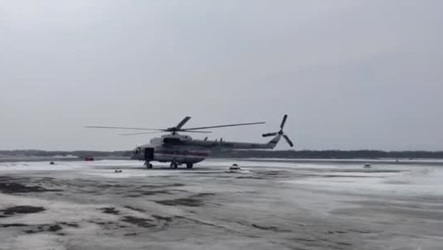 МЧС: спасатели эвакуировали 40 рыбаков на Сахалине, которых унесло в море на льдине