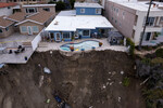 Рухнувшая часть заднего двора одного из домов в Сан-Клементе в результате оползней, вызванных сильными проливными дождями в Калифорнии, 16 марта 2023 года