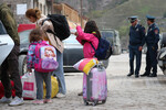 Беженцы из Нагорного Карабаха прибывают в центр размещения в городе Горис, Армения, 25 сентября 2023 года