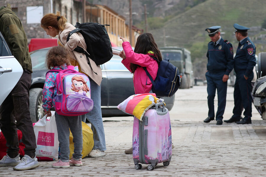 Беженцы из&nbsp;Нагорного Карабаха прибывают в&nbsp;центр размещения в&nbsp;городе Горис, Армения, 25&nbsp;сентября 2023&nbsp;года