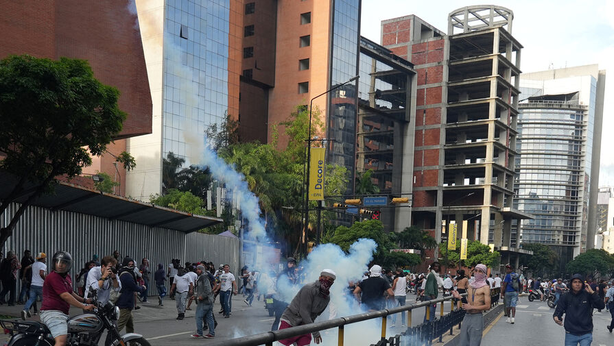 Более 20 военных ранены в ходе протестов в Венесуэле