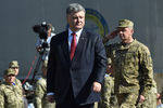 Президент Украины Петр Порошенко на марше по случаю Дня независимости Украины на Крещатике