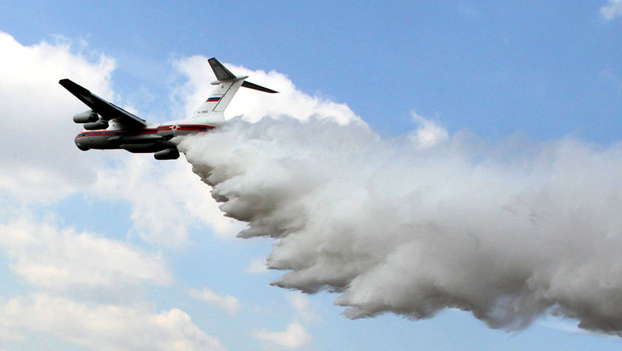 Самолет МЧС Ил-76 производит сброс воды над&nbsp;очагом пожара во время показных тактико-специальных учений по&nbsp;ликвидации лесоторфяных пожаров в&nbsp;Орехово-Зуевском районе Подмосковья