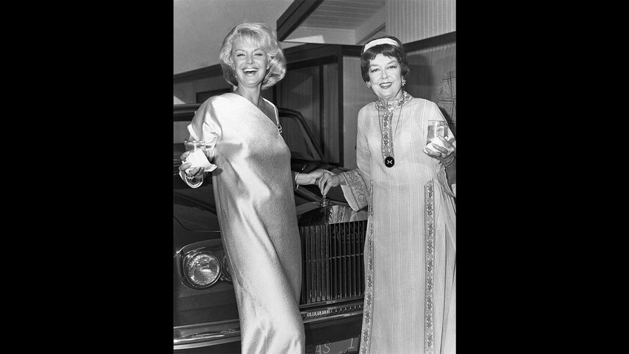 Барбара Синатра показывает актрисе Розалинд Расселл свадебный подарок &mdash; новый автомобиль Rolls-Royce, во время приема в&nbsp;честь свадьбы в&nbsp;доме Фрэнка Синатры в&nbsp;Калифорнии, 1976&nbsp;год