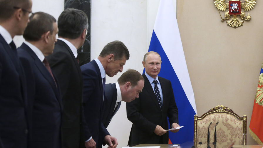 Президент РФ Владимир Путин во время встречи с главами регионов, которые были избраны в ходе единого дня голосования, в Кремле