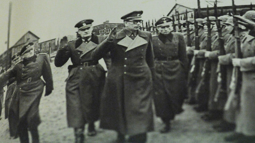 Генерал Андрей Власов вместе с немецкими офицерами принимает парад частей «РОА»