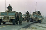 Подразделение морской пехоты США во время боя за пограничный с Саудовской Аравией город Хафджи, февраль 1991 года