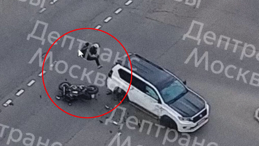 Мотоциклист на полном ходу врезался в кроссовер в Москве