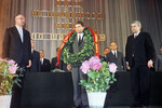 Экс-чемпион мира Макс Эйве (Голландия), чемпион мира Борис Спасский с лавровым венком победителя и вице-президент Международной шахматной федерации Борис Родионов (слева направо), Москва, 19 июня 1969 года 