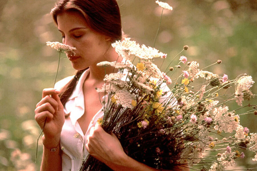 <b>«Ускользающая красота (1995)</b><br><br>
Фильм «Ускользающая красота стал одним из&nbsp;первых в&nbsp;карьере одной из&nbsp;самых красивых, даже культовых актрис 90-х — Лив Тайлер. Она сыграла 19-летнюю девушку, которая после самоубийства матери приезжает в&nbsp;Италию на&nbsp;виллу друзей. Героиня планирует найти своего настоящего отца, о&nbsp;котором есть запись в&nbsp;дневнике мамы, а также лишиться девственности.
Фильм получил смешанные отзывы — одни критики сочли его непонятным и бессмысленным, другие нашли в&nbsp;нем особое очарование. Лив Тайлер же признавалась, что ей было тяжело сниматься в&nbsp;картине, поскольку она не хотела показывать обнаженную грудь в&nbsp;одной из&nbsp;сцен. Вероятно, актриса не знала, что пришлось пережить Марии Шнайдер на&nbsp;съемках «Последнего танго в&nbsp;Париже».