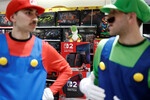 Люди в костюмах Super Mario во время начала продаж игровой консоли Nintendo Switch 2 в Париже