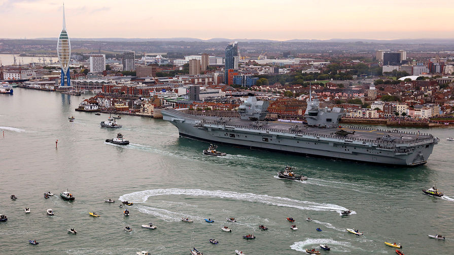 Авианосец «Королева Елизавета» прибывает в порт Портсмут, 16 августа 2017 года