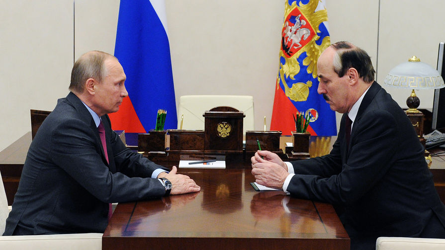 Владимир Путин с бывшим главой Республики Дагестан Рамазаном Абдулатиповым