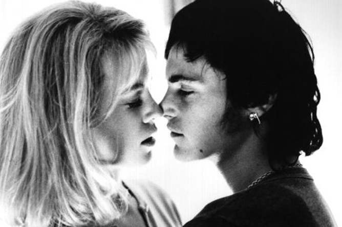 Актеры Николь Кидман и Хоакин Феникс в фильме «Умереть во имя» (1995)