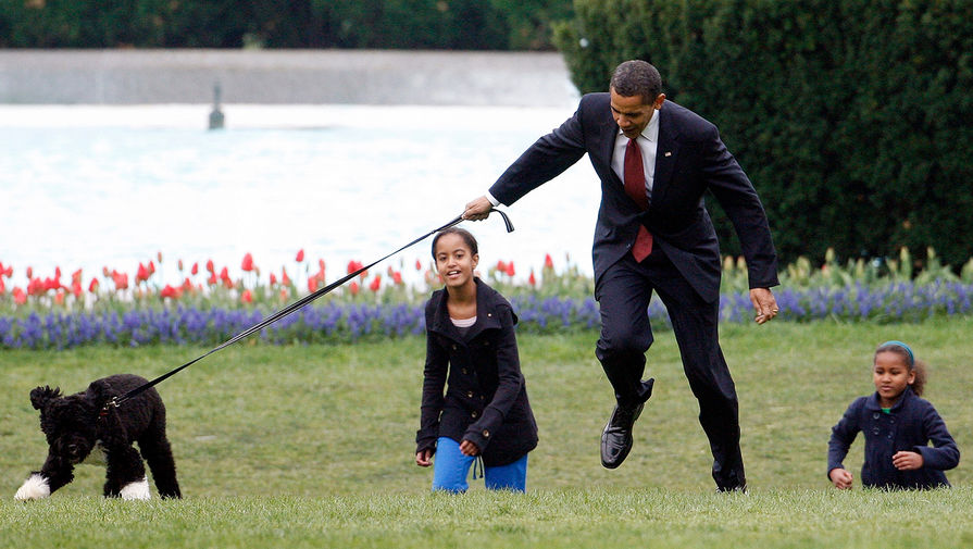 Президент США выгуливает собаку вместе с дочерьми, 2009 год