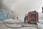 Тушение пожара на складе автозапчастей на улице Калинина в Красноярске, 3 февраля 2021 года