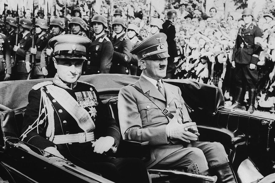 Принц-регент Павел Карагеоргиевич и Адольф Гитлер во время визита югославского регента в Германию, 1939 год 