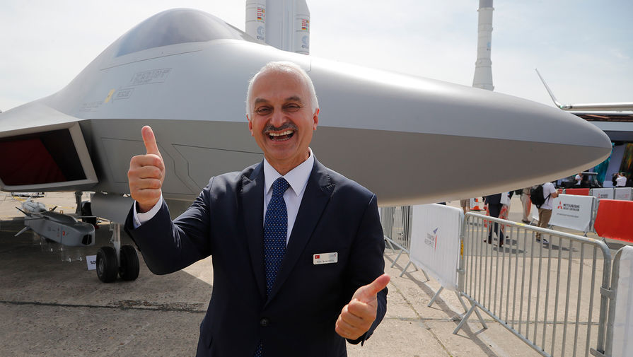 Гендиректор Turkish Aerospace Темел Котил около истребителя TF-X на авиасалоне в Ле-Бурже, 2019 год