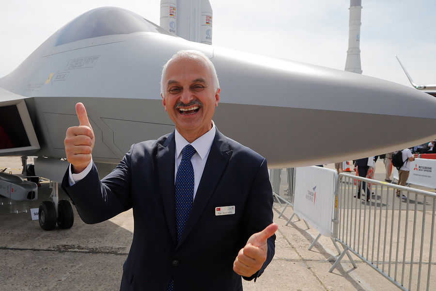 Гендиректор Turkish Aerospace Темел Котил около истребителя TF-X на авиасалоне в Ле-Бурже, 2019 год