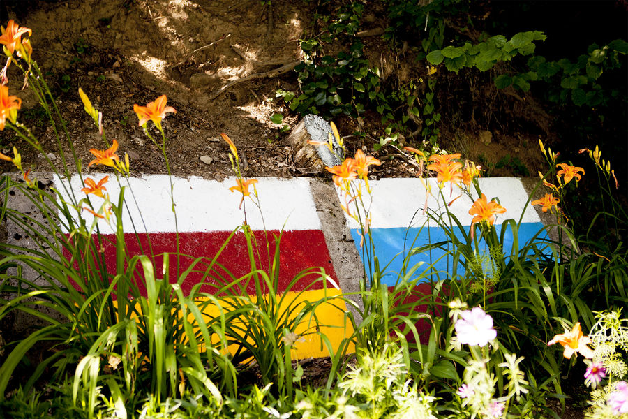Нарисованные флаги Осетии и России на камнях оздоровительного комплекса «Нагутни» в Южной Осетии, 2017 год