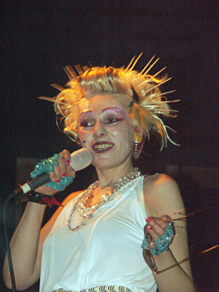 Жанна Агузарова во время выступления в&nbsp;одном из&nbsp;московских клубов, 2004&nbsp;год