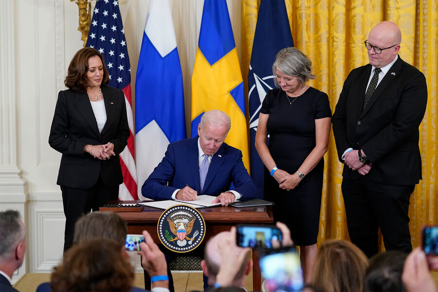 Президент США Джо Байден во время подписания протоколов о присоединении Швеции и Финляндии к Североатлантическому альянсу в Белом доме, Вашингтон, 9 августа 2022 года