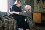 Актеры Татьяна Лютаева и Геннадий Шкуратов (1949–2007) в фильме Татьяны Логиновой по сценарию Виктории Токаревой «Хэппи-энд», 1991 год 