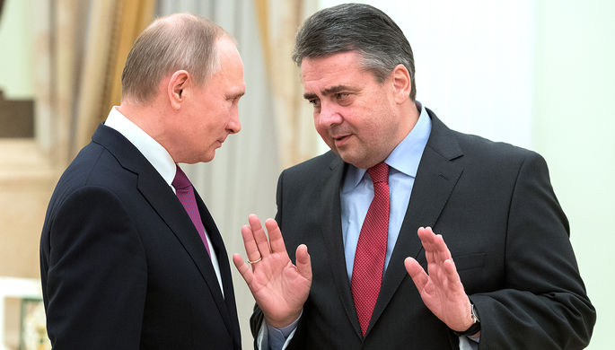 Президент России Владимир Путин и министр иностранных дел Германии Зигмар Габриэль во время встречи...