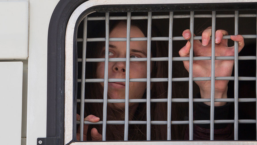 Задержанный участник несанкционированного митинга против коррупции в центре Москвы, 26 марта 2017 года