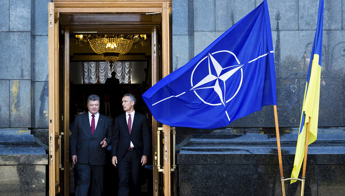 Президент Украины Петр Порошенко и генеральный секретарь НАТО Йенс Столтенберг (фото из архива)