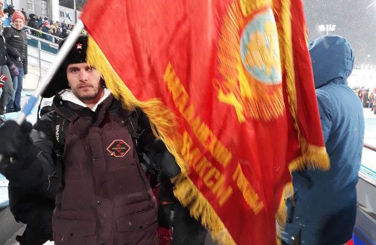 У российских болельщиков на Олимпиаде отобрали флаг с Лениным