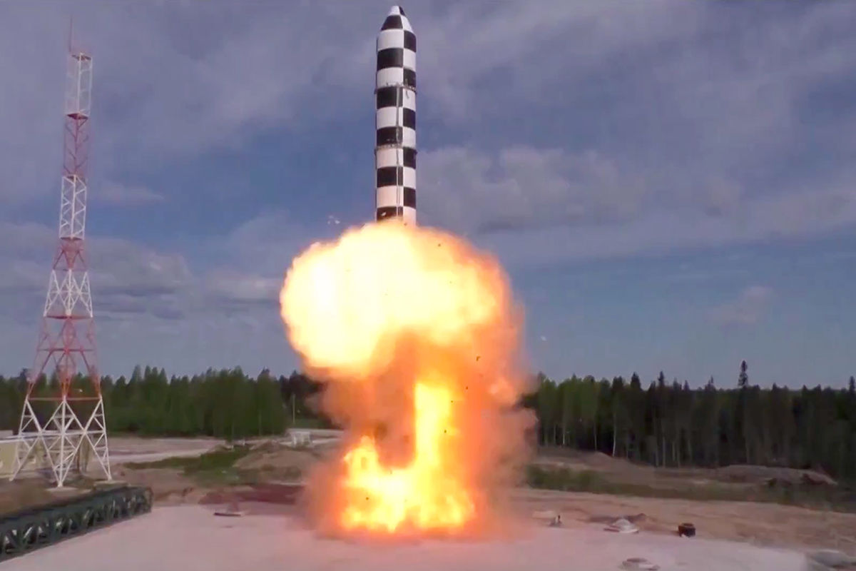 Испытание баллистической ракеты «Сармат». Скриншот видео, предоставленного Минобороны РФ