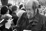 Писатель Александр Солженицын раздает автографы на открытии памятника Сергею Есенину, 1995 год