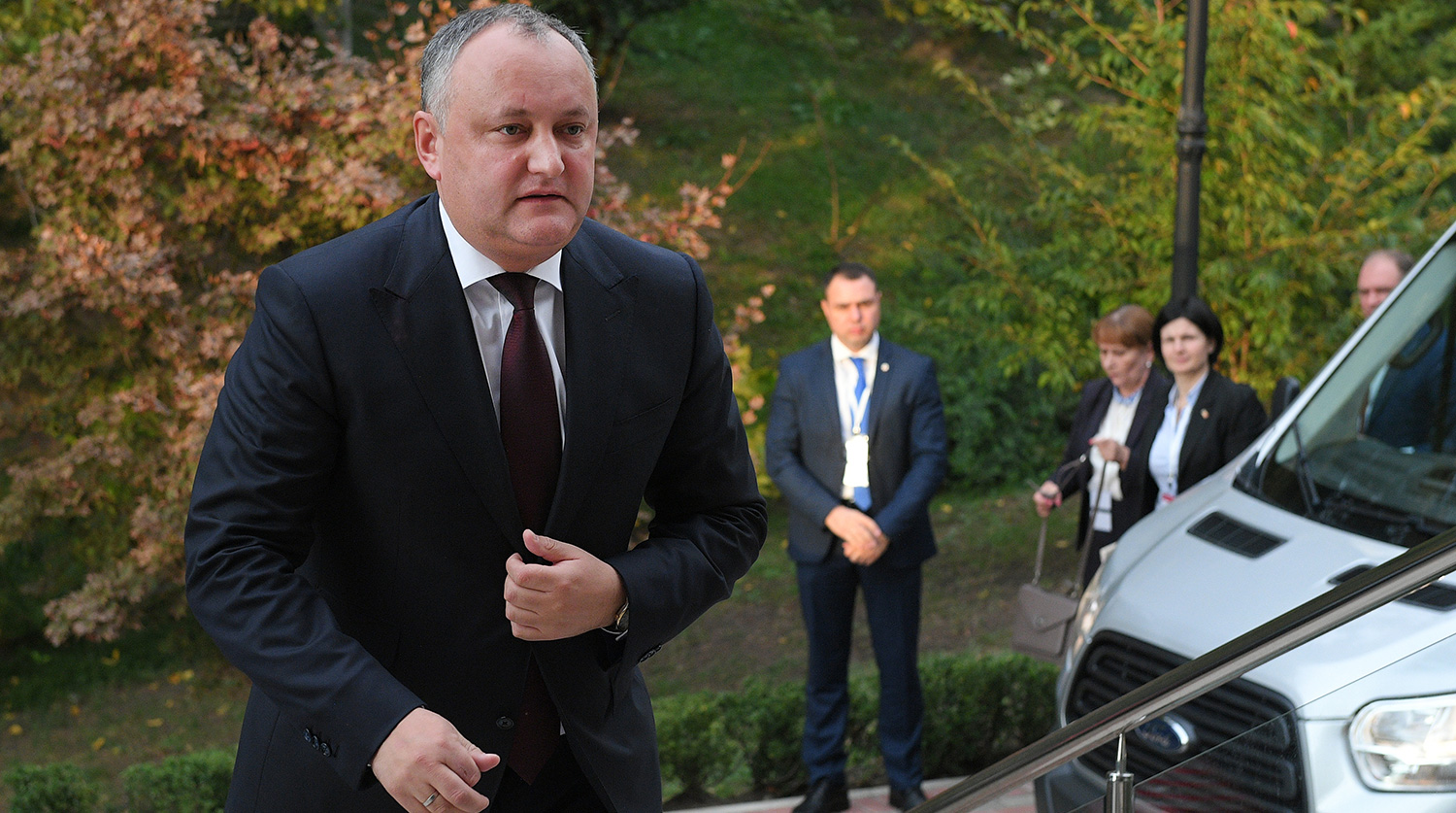 КС Молдавии отнял полномочия президента у Додона