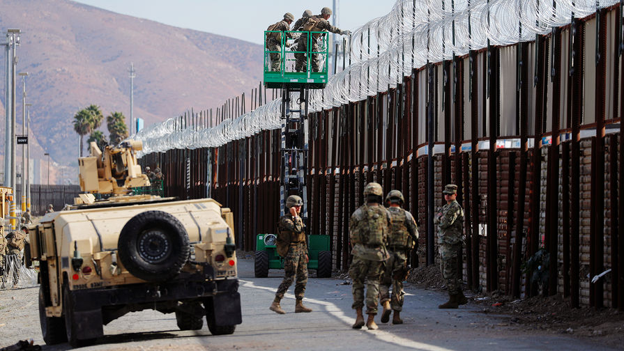 Американские морпехи во время установки колючей проволоки на стену между Мексикой и США в штате Сан-Диего, 15 ноября 2018 года