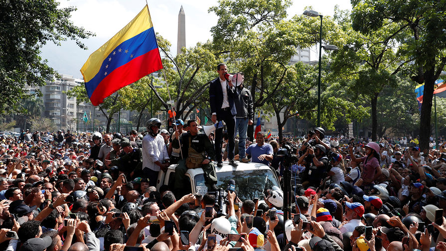 Лидер оппозиции Венесуэлы и самопровозглашенный президент Хуан Гуайдо со сторонниками во время демонстрации в&nbsp;Каракасе, 30 апреля 2019 года