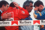 Автогонщикам Николе Ларини и Михаэлю Шумахеру сообщают о критическом состоянии Айртона Сенны после аварии на трассе, 1994 год