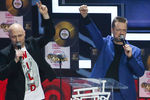 Актер, ведущий Гоша Куценко и музыкант Александр Пушной на церемонии награждения лауреатов X ежегодной национальной музыкальной премии «Чартова дюжина» в СК «Олимпийский», 2017 год