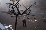 На одной из улиц Алма-Аты, где накануне проходили массовые беспорядки, 6 января 2022 года