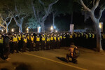 Полицейские на акции протеста против коронавирусных ограничений в Шанхае, Китай, 27 ноября 2022 года